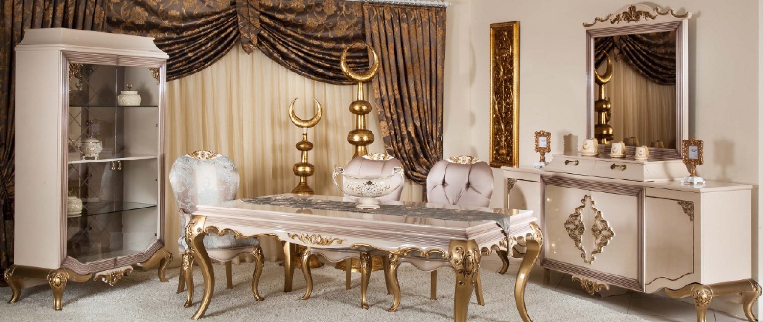 Ahsen Classic Dining Room Set